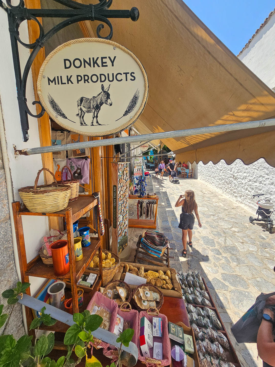 Souvenir-hunting in Hydra Town