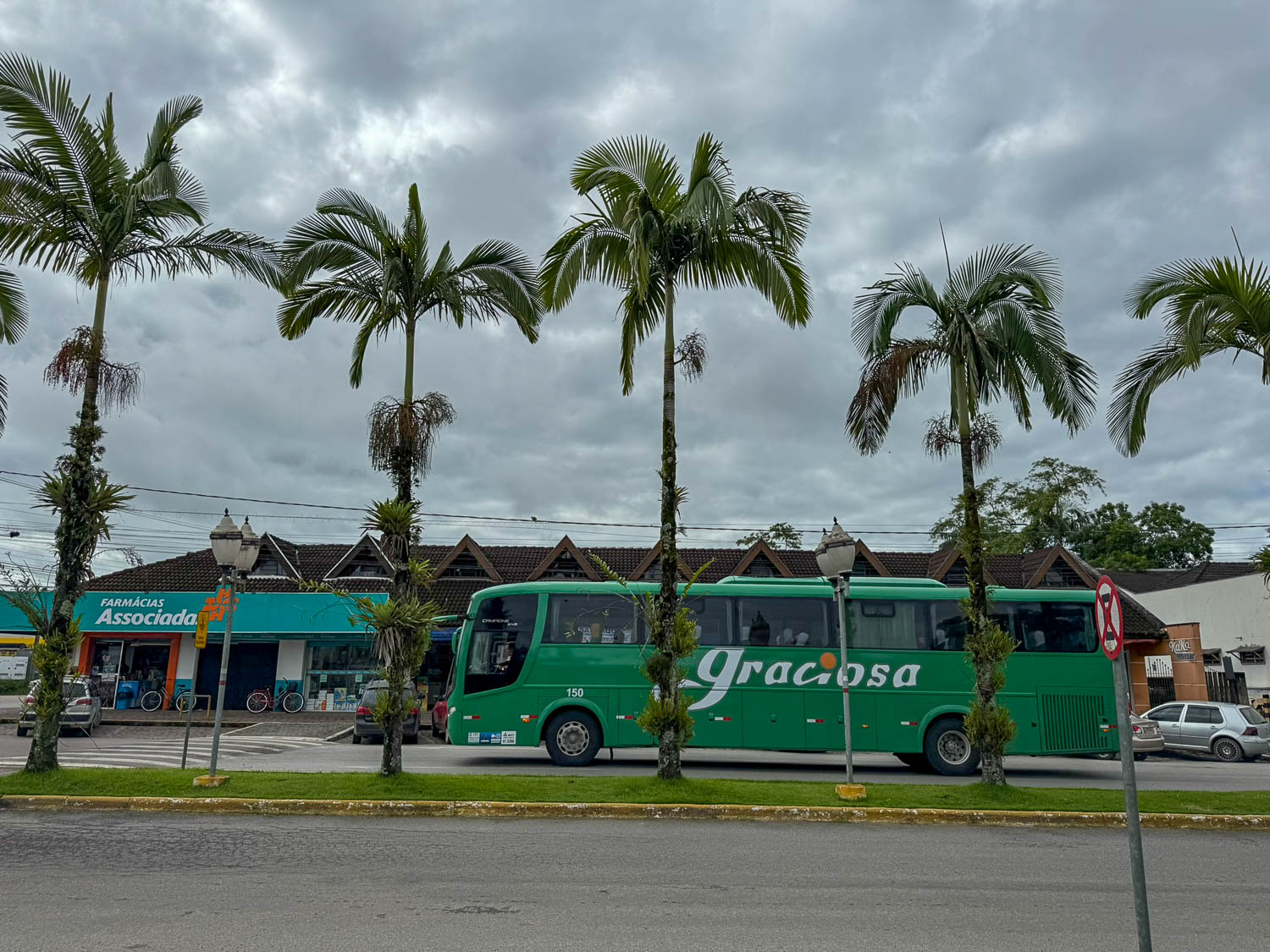 Intercity bus service connecting Morretes with Curitiba and other destinations across Paraná, Brazil.