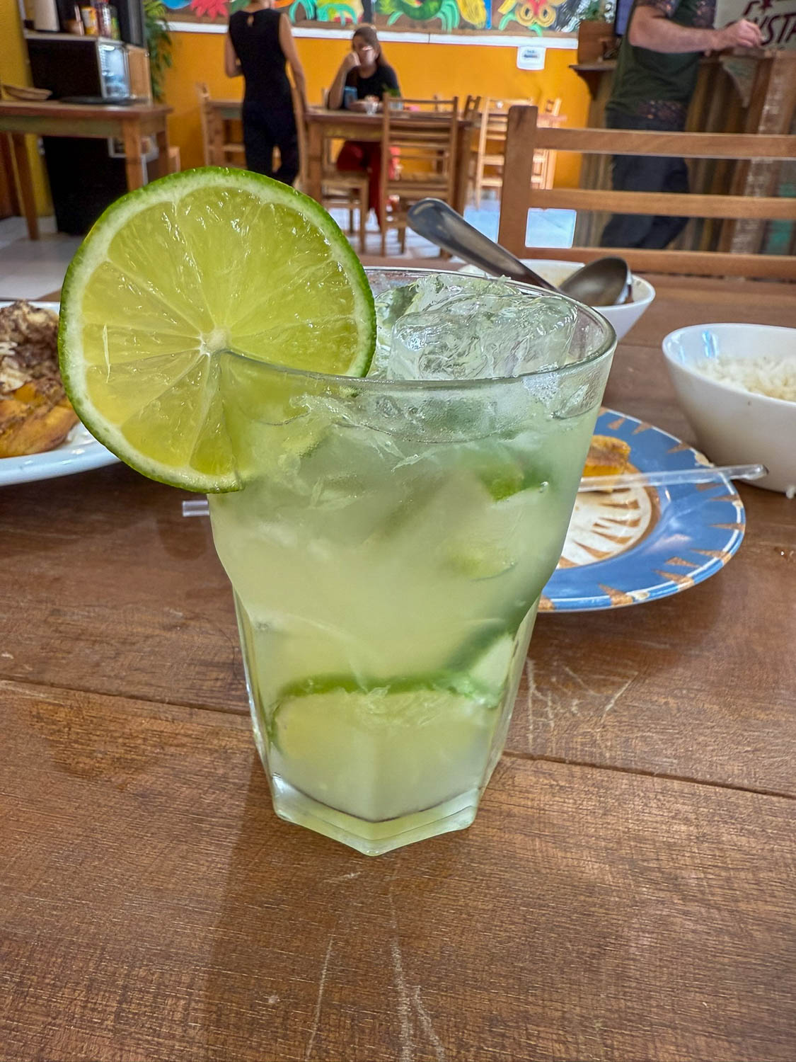 Cold local beer served at Simples Gastrobar in Morretes, Paraná, a popular riverside restaurant in the historic town.