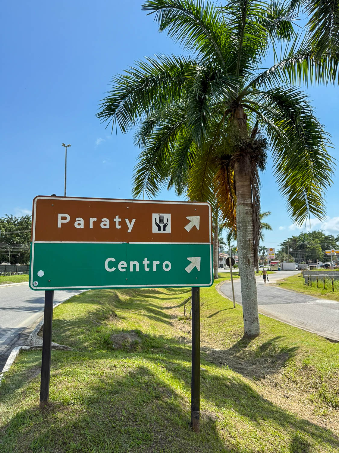 Road sign pointing travelers toward the coastal town of Paraty along Brazil’s Costa Verde