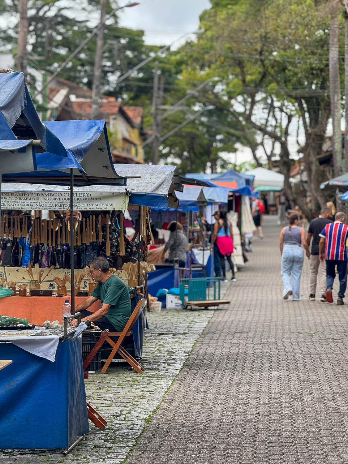 Feira de Artes de Embu das Artes: Your Guide to São Paulo’s Famous Arts & Crafts Market 5 Artisan market displays reflecting the history of Feira de Artes de Embu das Artes