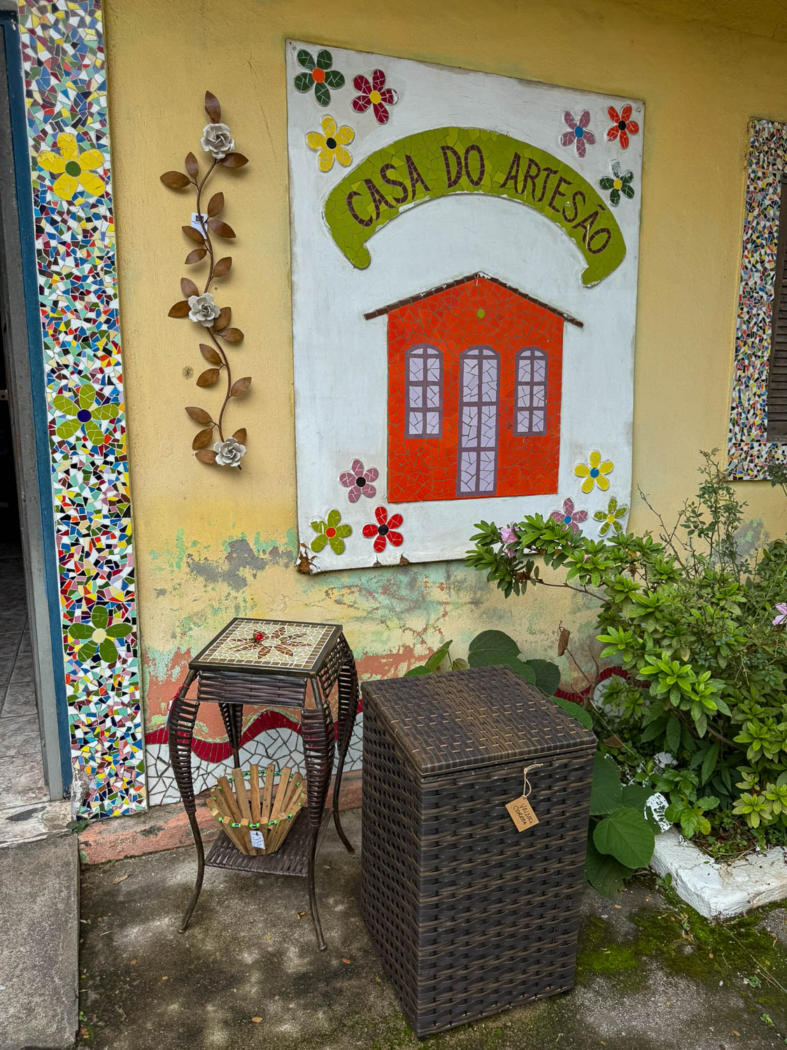 Festivals and Events in Embu das Artes: A Guide to the Town’s Cultural Calendar 111 Artisan workshop contributing to the creative atmosphere of Embu das Artes festivals