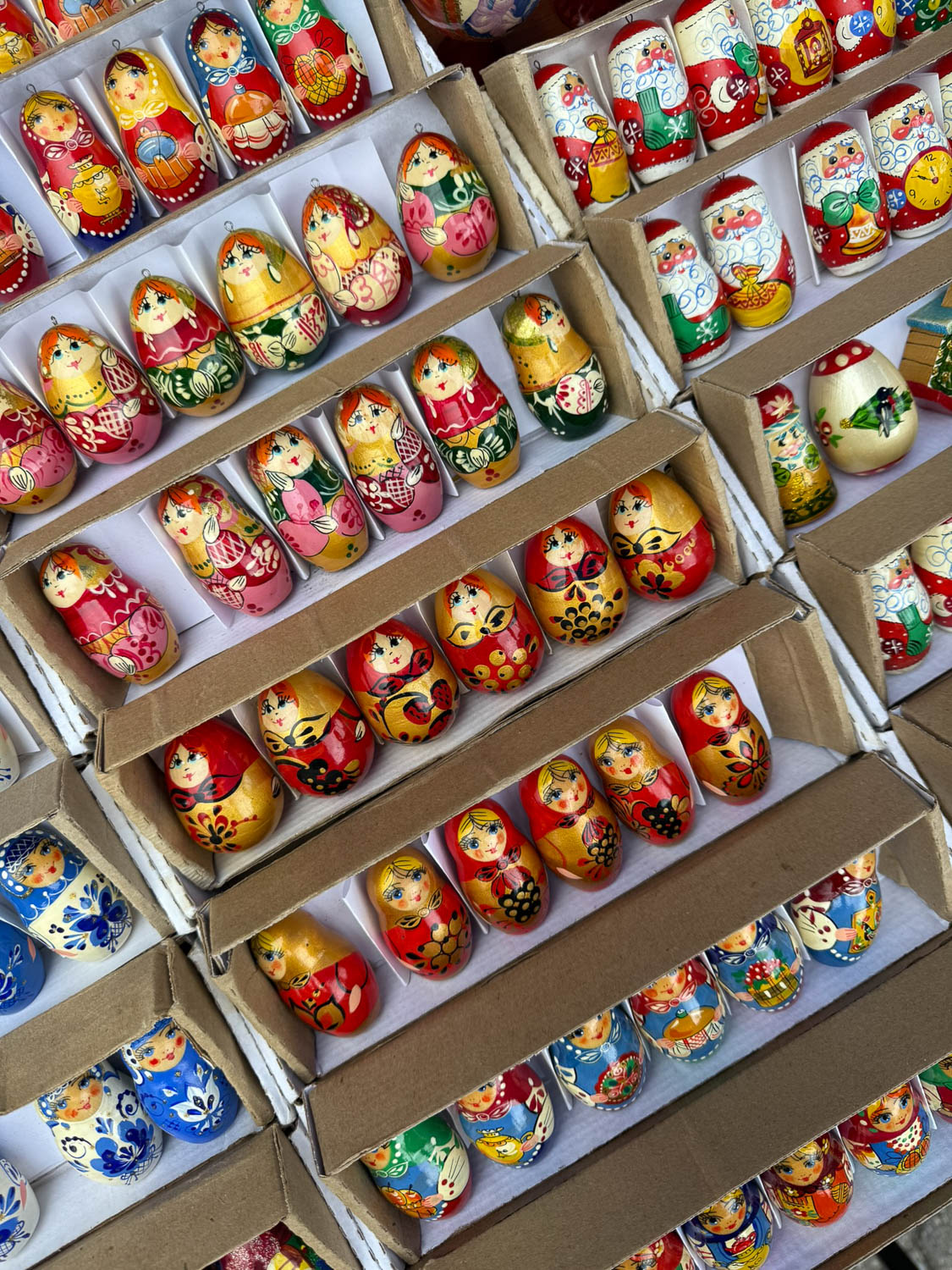 Festivals and Events in Embu das Artes: A Guide to the Town’s Cultural Calendar 117 Christmas market with festive decorations in Embu das Artes Brazil