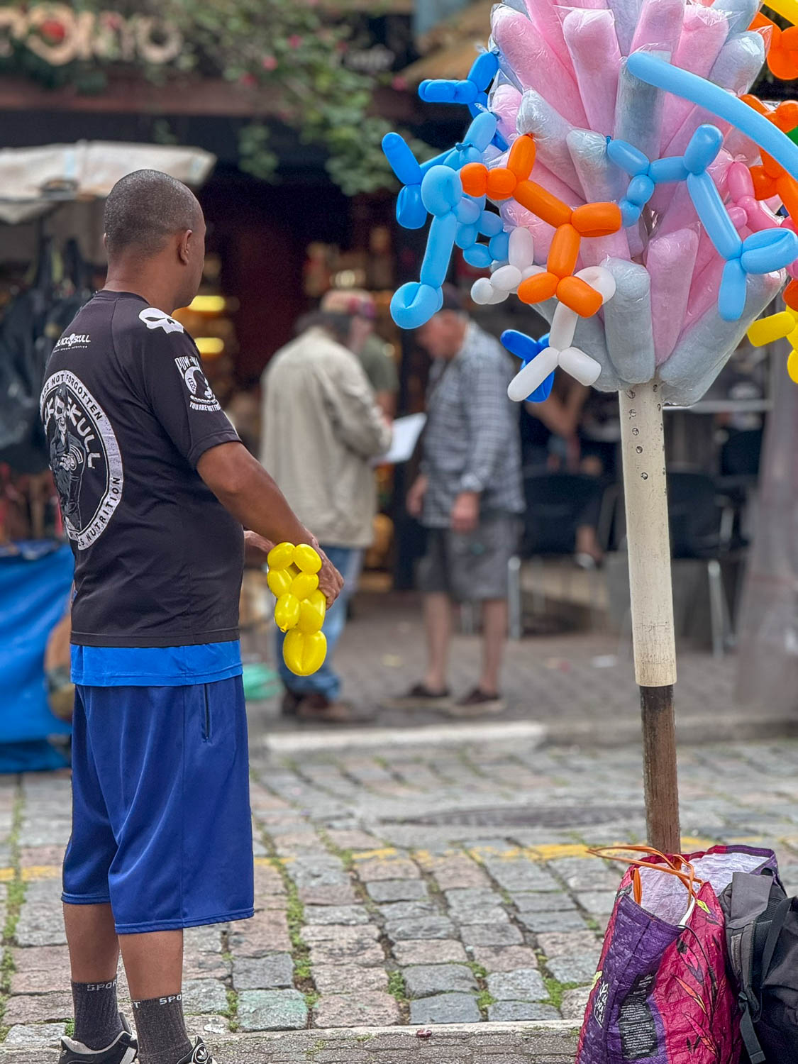 Festivals and Events in Embu das Artes: A Guide to the Town’s Cultural Calendar 116 Playful festival atmosphere during Embu das Artes anniversary celebrations