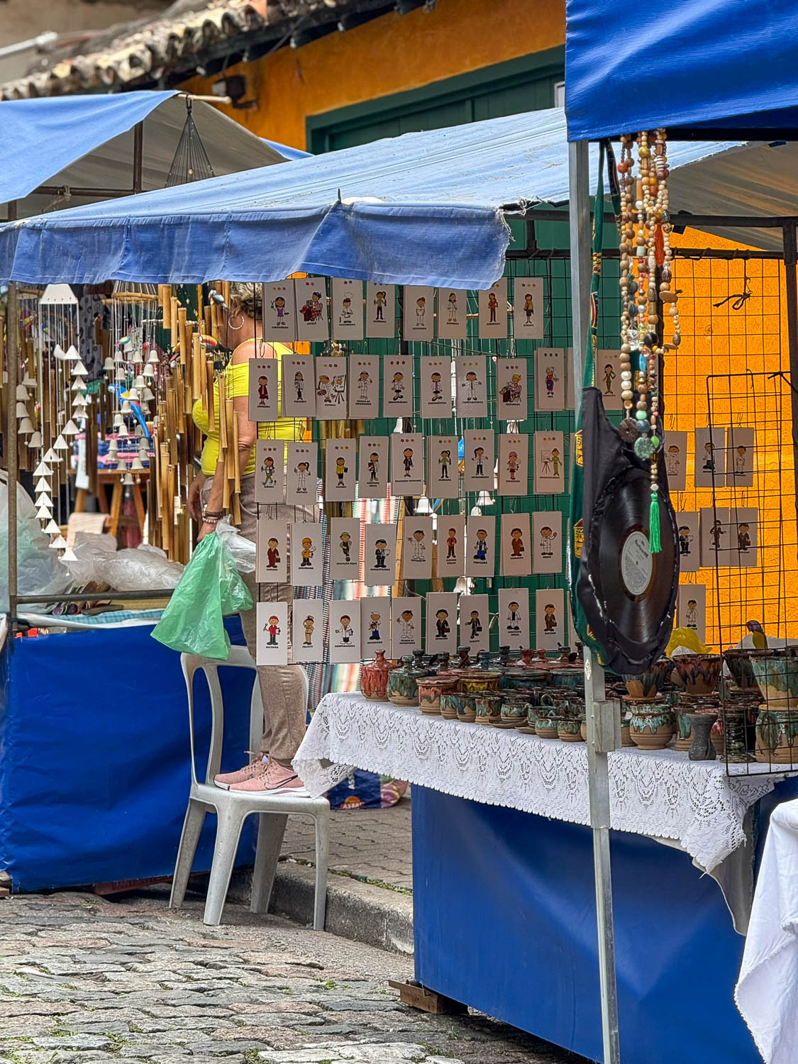 Feira de Artes de Embu das Artes: Your Guide to São Paulo’s Famous Arts & Crafts Market 4 Market stalls filled with unique handmade items at Feira de Artes de Embu das Artes
