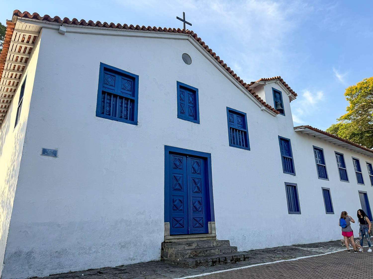 Museums of Embu das Artes: A Guide to the Town’s Cultural and Artistic Highlights 11 White façade and blue architectural details of the Jesuit Sacred Art Museum in Embu das Artes