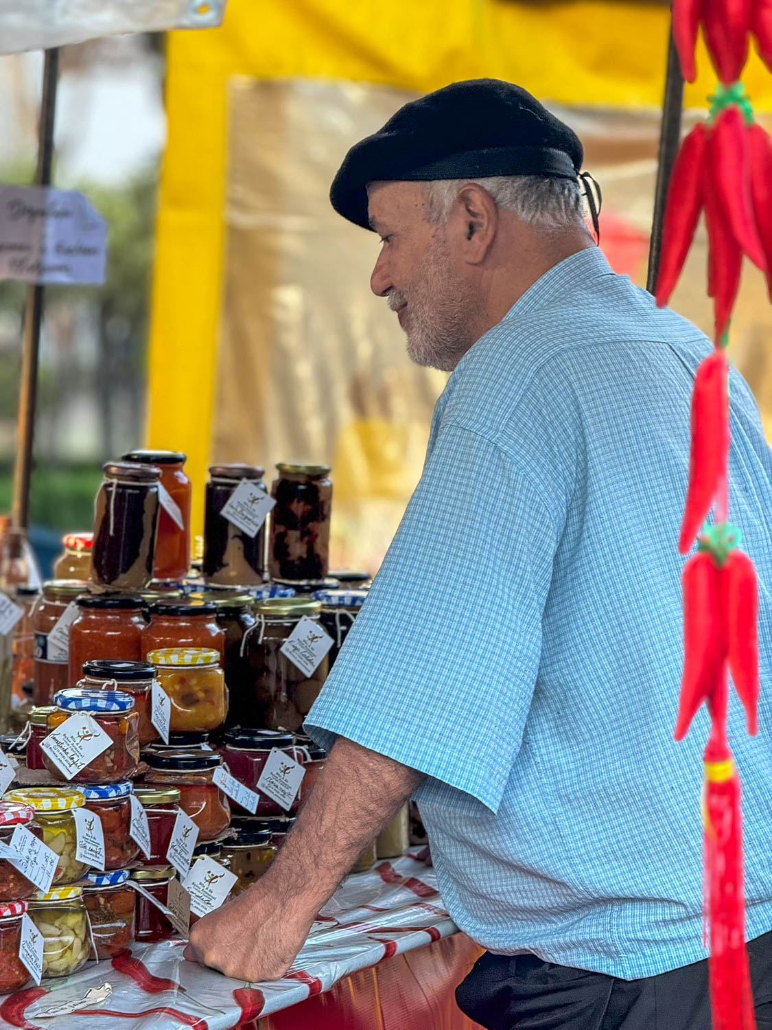 Feira de Artes de Embu das Artes: Your Guide to São Paulo’s Famous Arts & Crafts Market 3 Local artisans selling handmade products at Feira de Artes de Embu das Artes in Brazil
