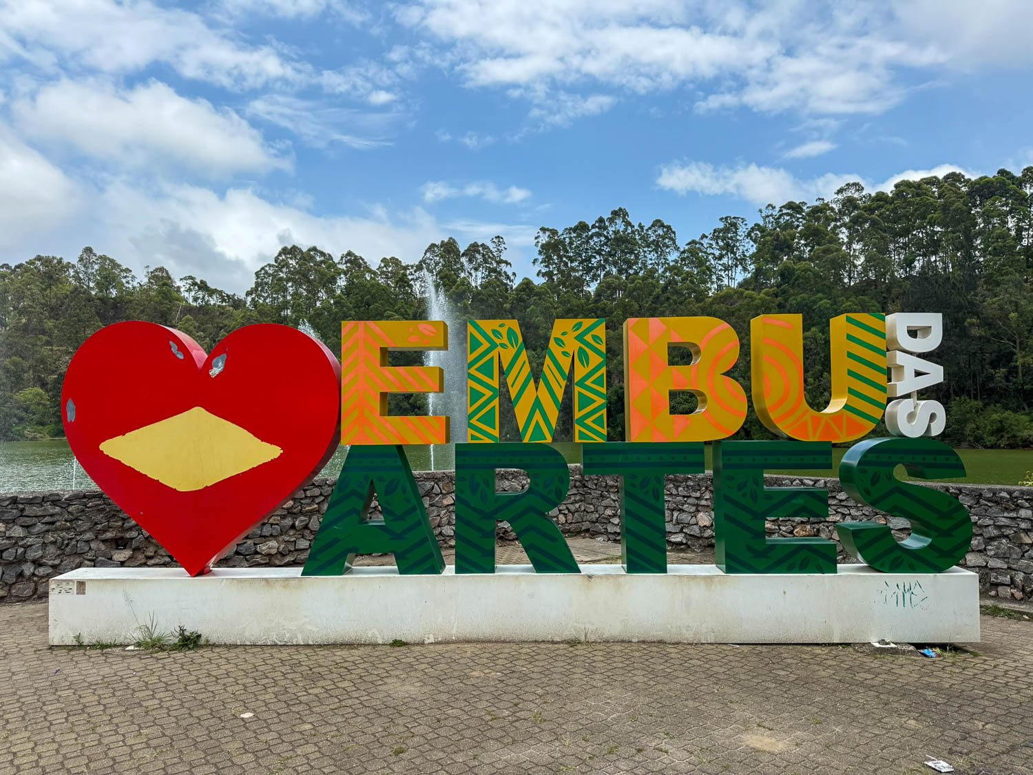 Festivals and Events in Embu das Artes: A Guide to the Town’s Cultural Calendar 110 Visitors strolling through historic Embu das Artes during festival season