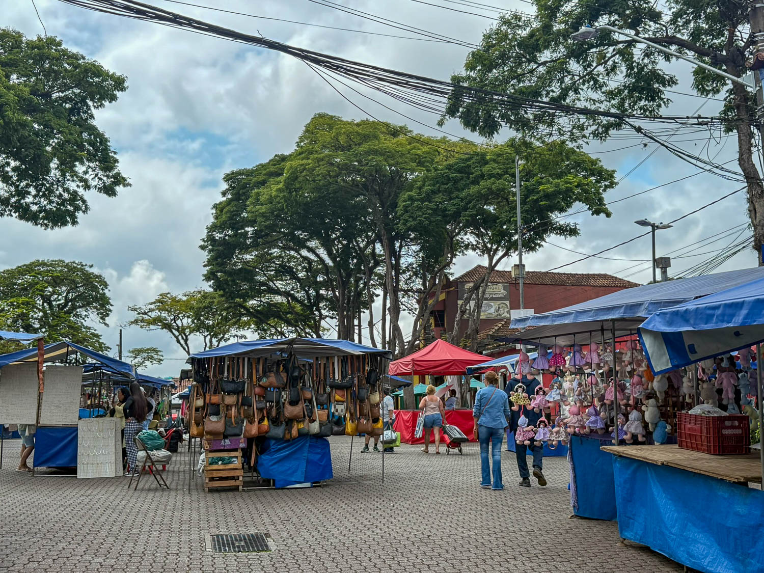 Feira de Artes de Embu das Artes: Your Guide to São Paulo’s Famous Arts & Crafts Market 10 Weekend crowds and artisan vendors at Feira de Artes de Embu das Artes